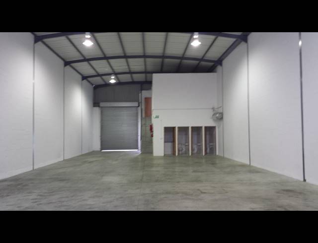 394M² FACTORY TO LET IN STIKLAND